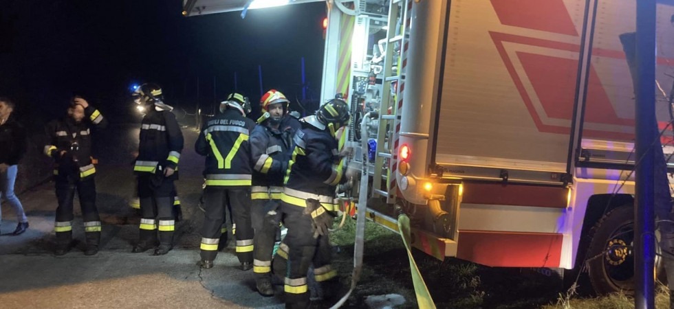 Scoppia l’incendio sul tetto di un’abitazione: paura durante la vigilia di Natale a Pomarolo